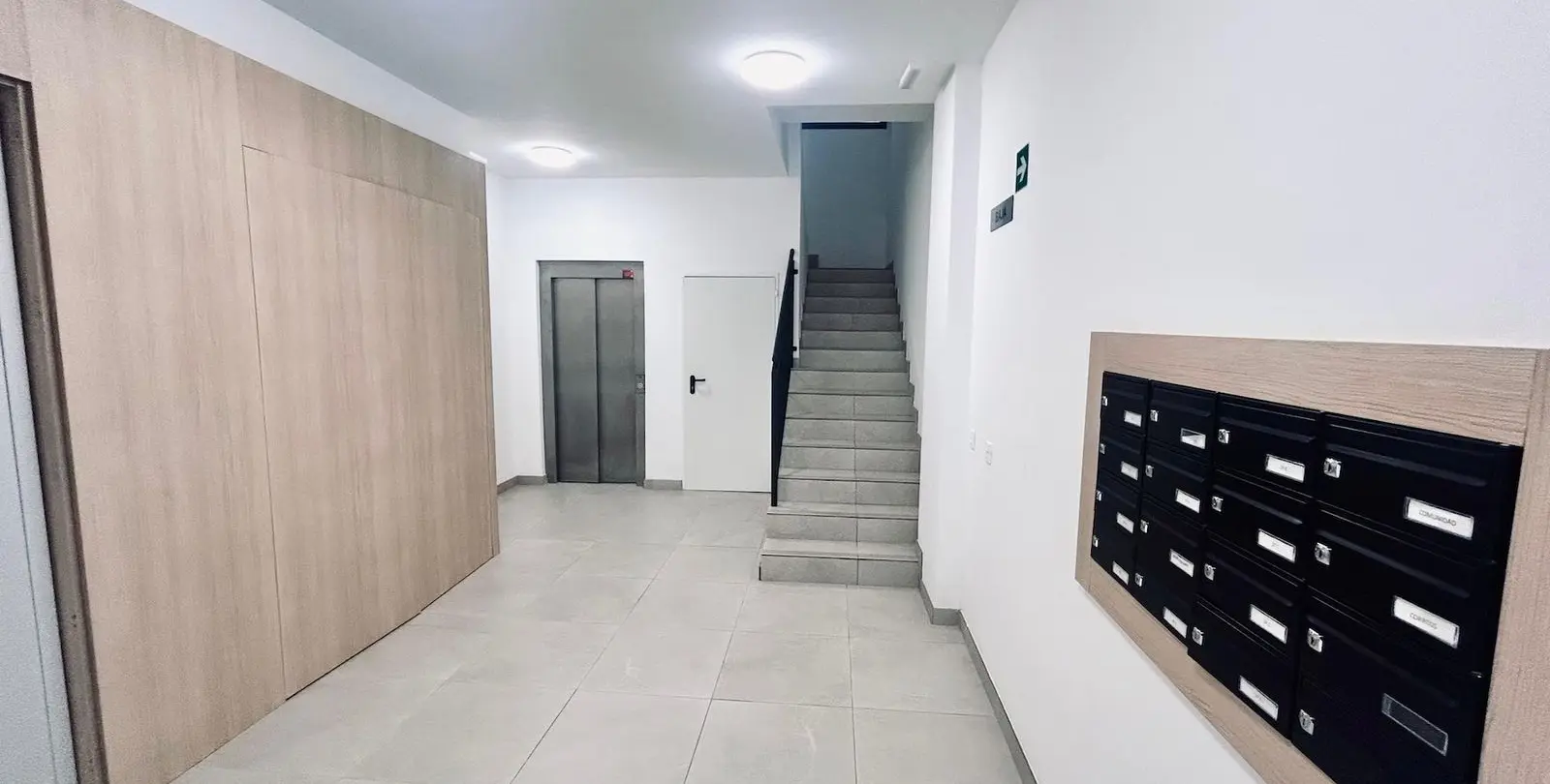 Venta de apartamento en planta media en Estepona 19