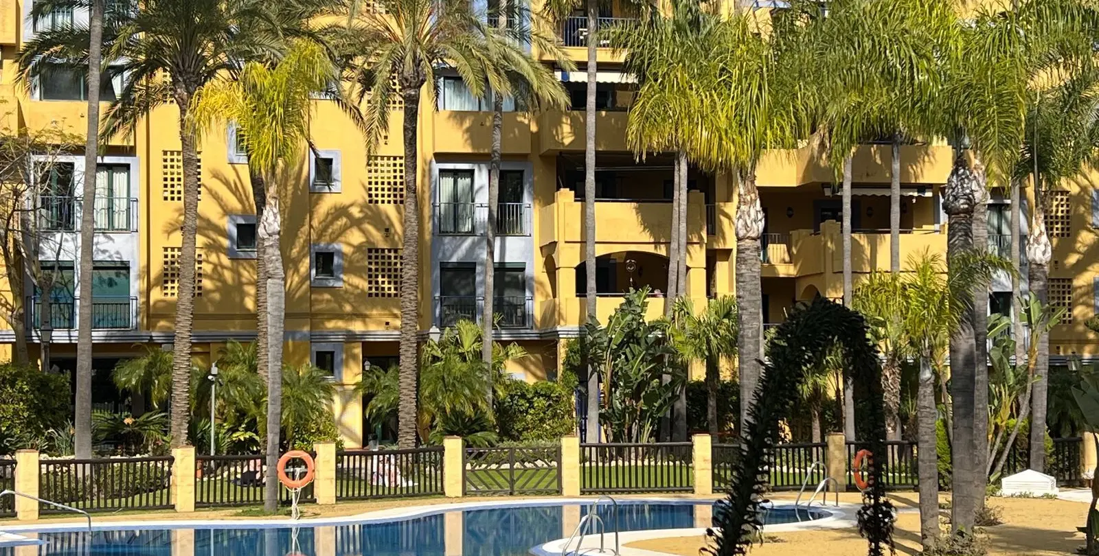 Продажа апартаментов на среднем этаже в San Pedro de Alcántara 1
