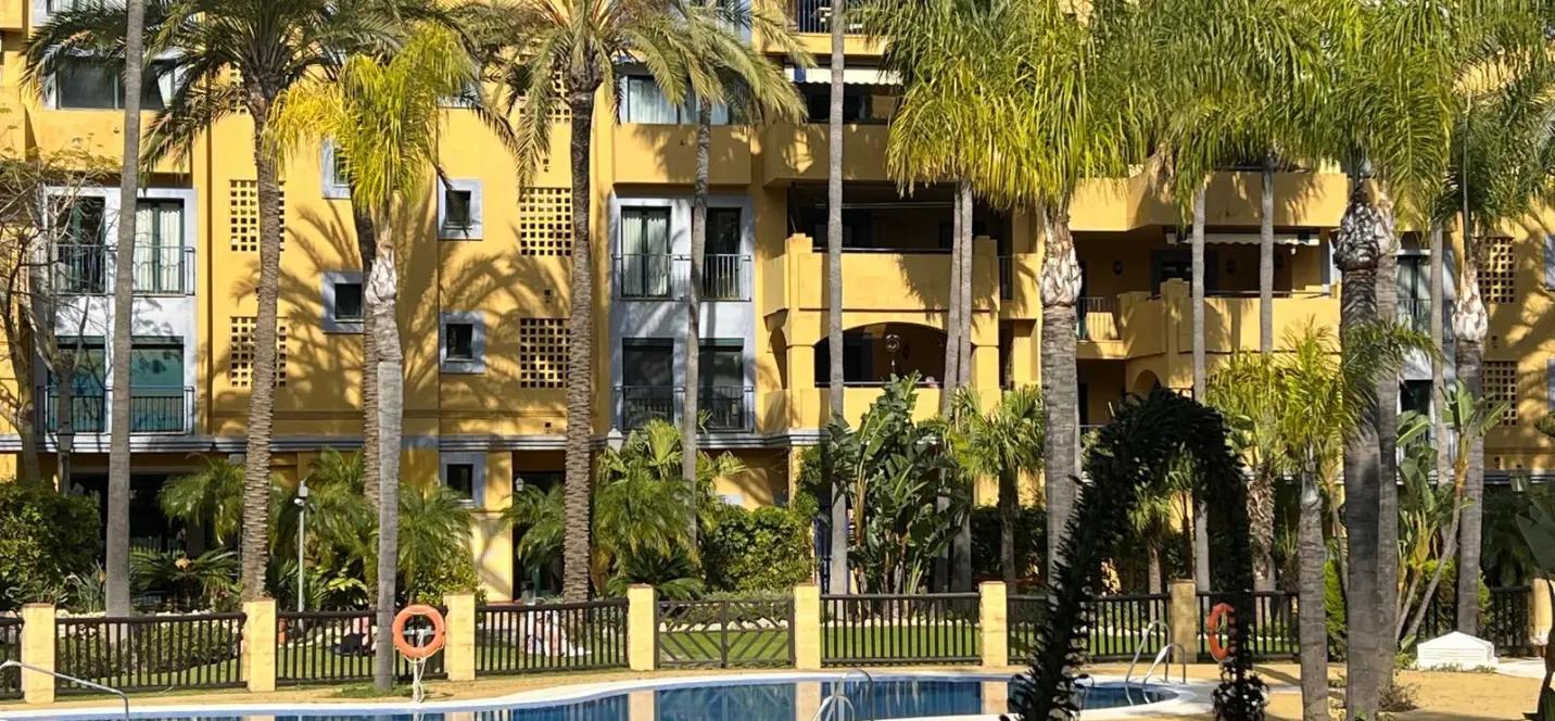 Продажа апартаментов на среднем этаже в San Pedro de Alcántara 0