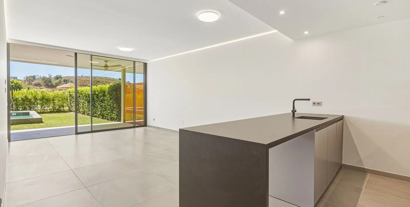 Sale of ground floor apartment in Higueron 18