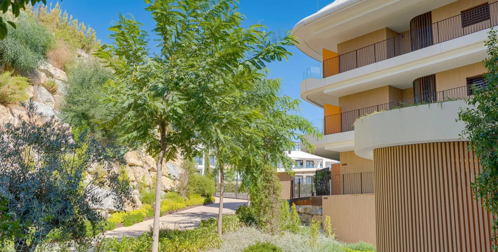 Sale of ground floor apartment in Higueron 26