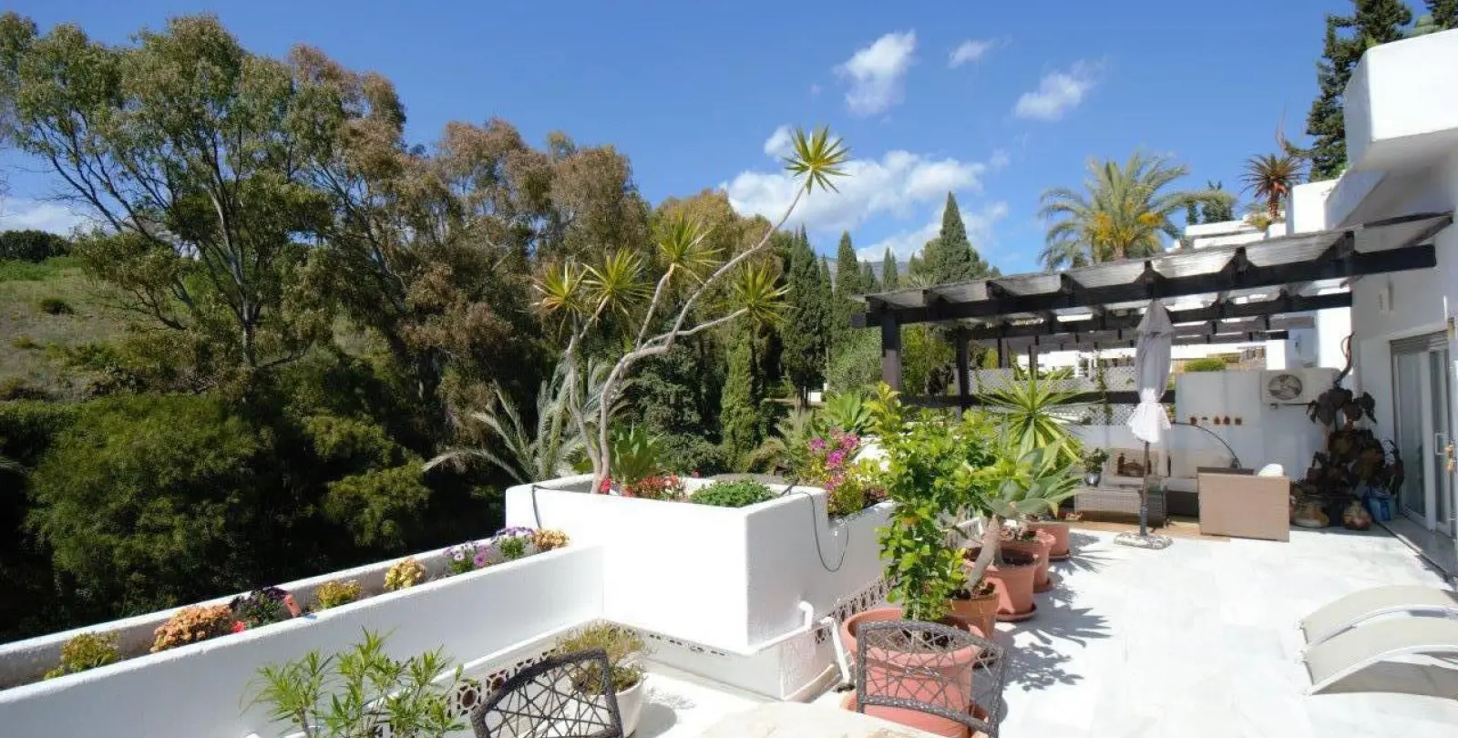 Sale of middle floor apartment in The Golden Mile 1