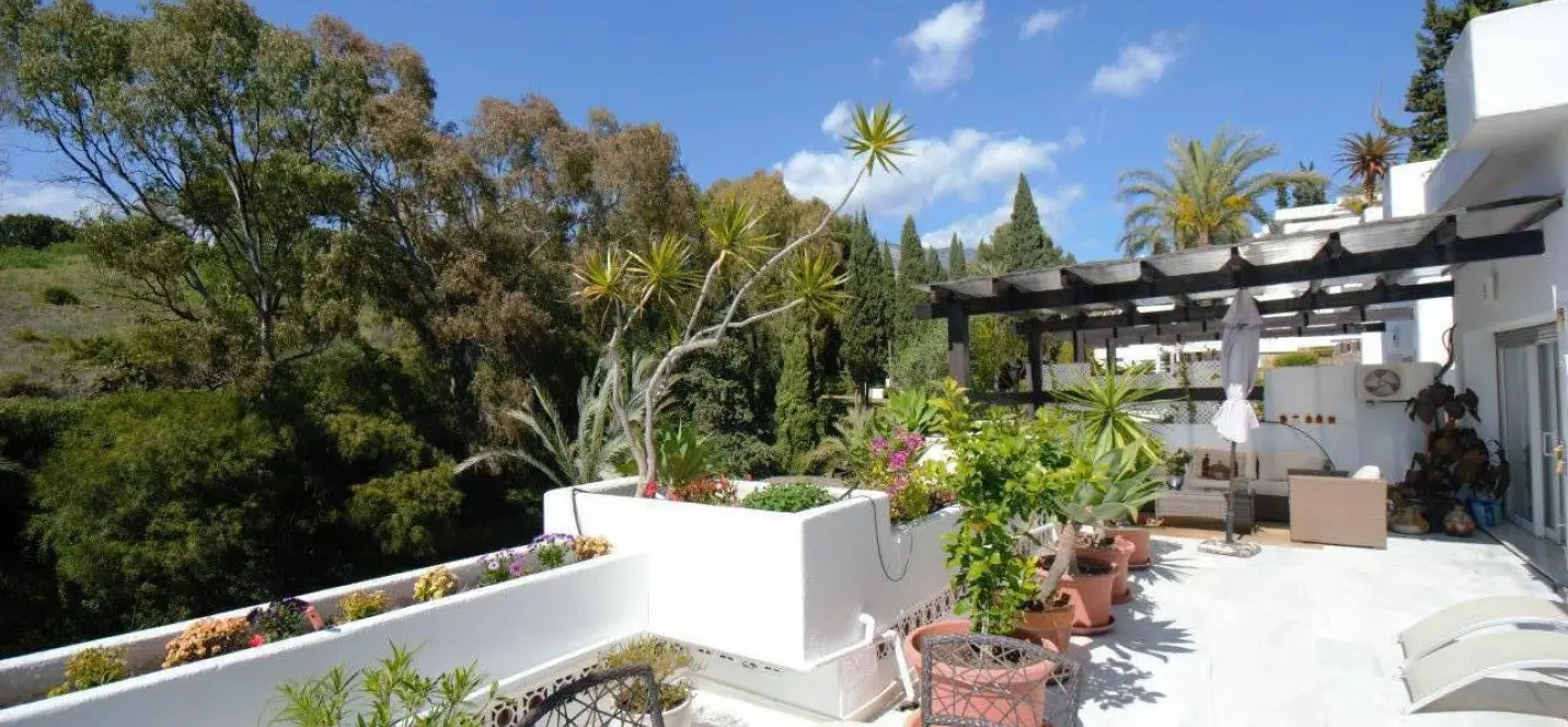 Sale of middle floor apartment in The Golden Mile 0