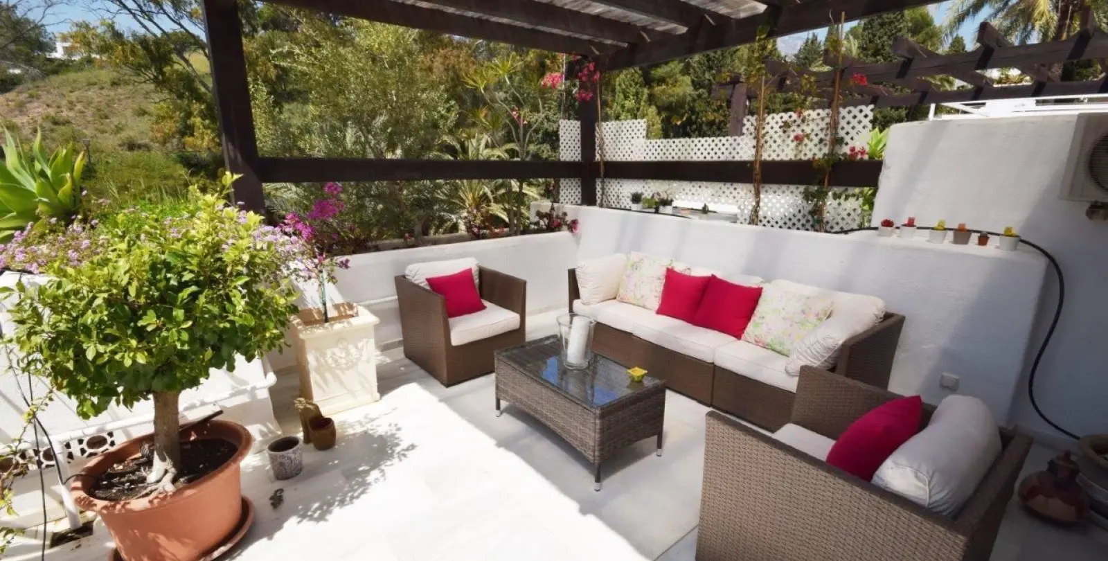 Sale of middle floor apartment in The Golden Mile 2
