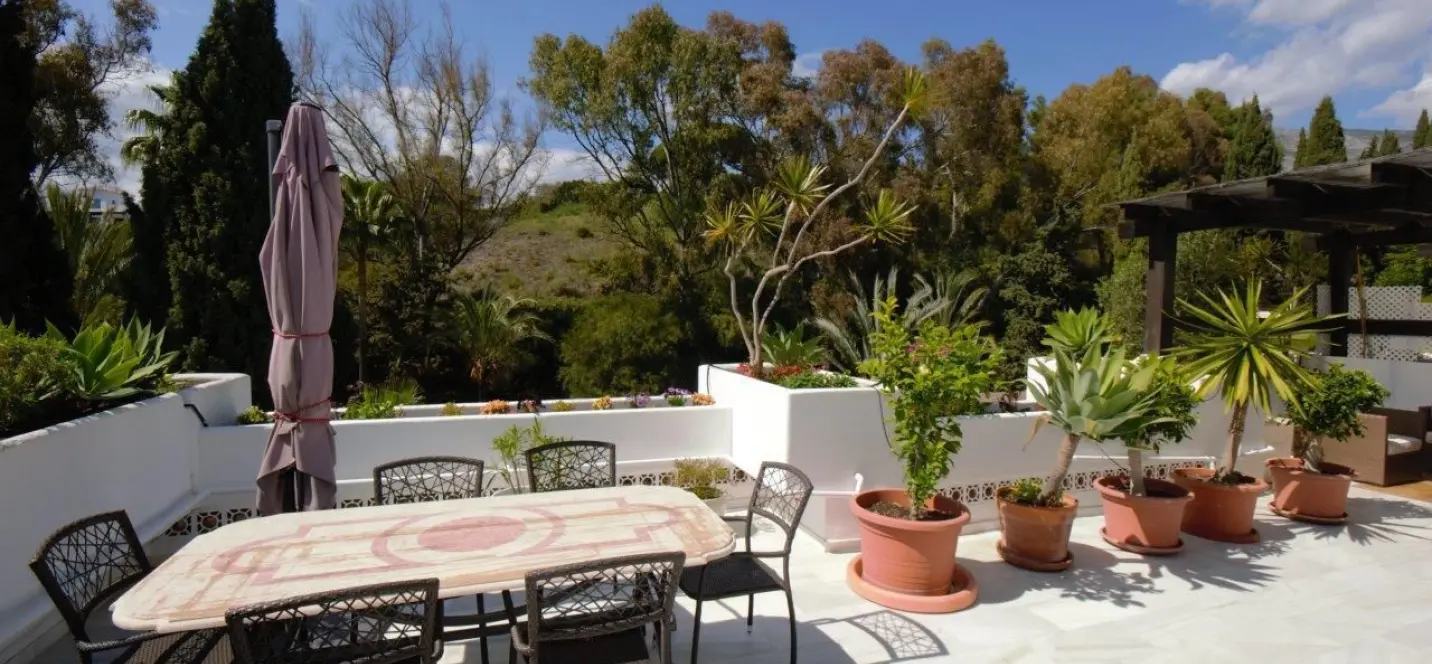 Sale of middle floor apartment in The Golden Mile 2