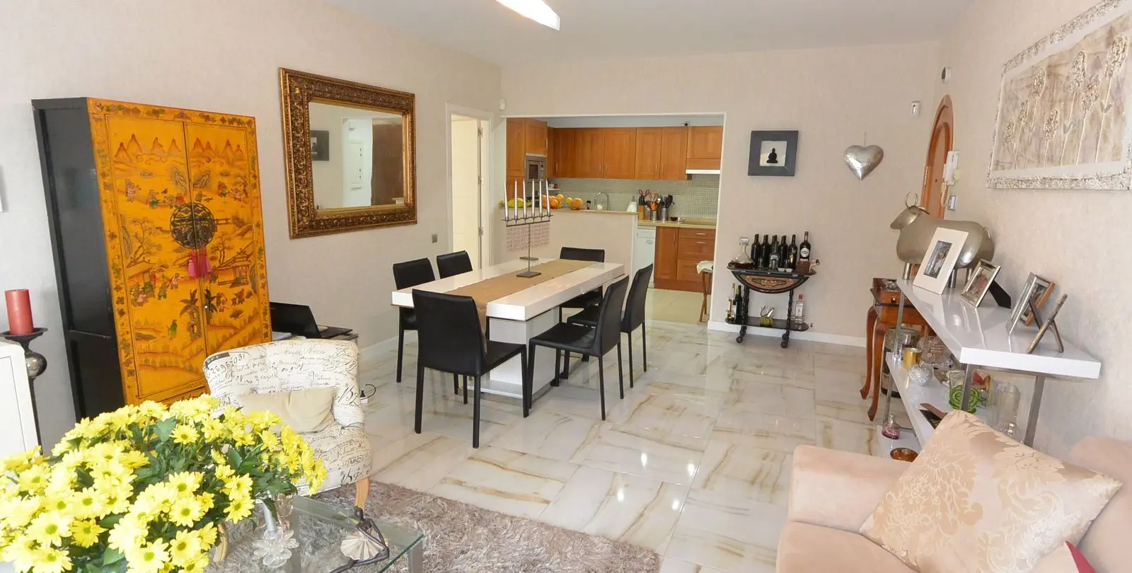 Sale of middle floor apartment in The Golden Mile 4