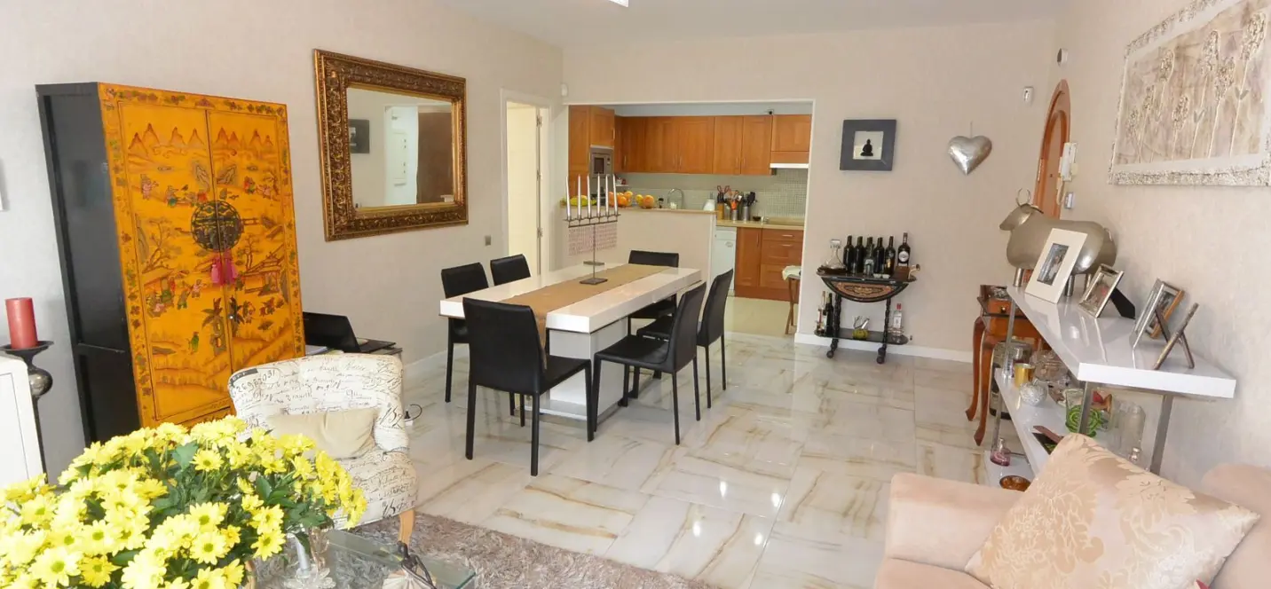 Sale of middle floor apartment in The Golden Mile 3