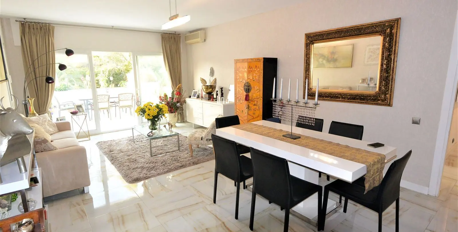 Sale of middle floor apartment in The Golden Mile 5