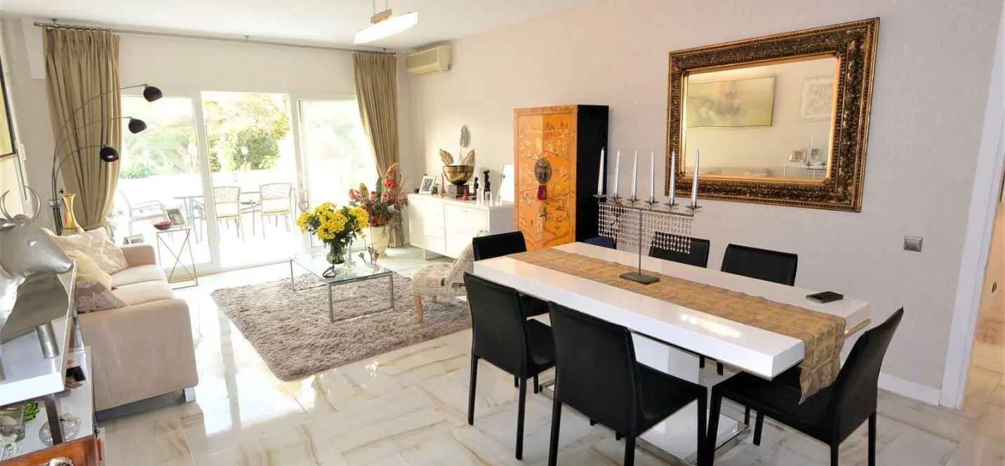 Sale of middle floor apartment in The Golden Mile 4