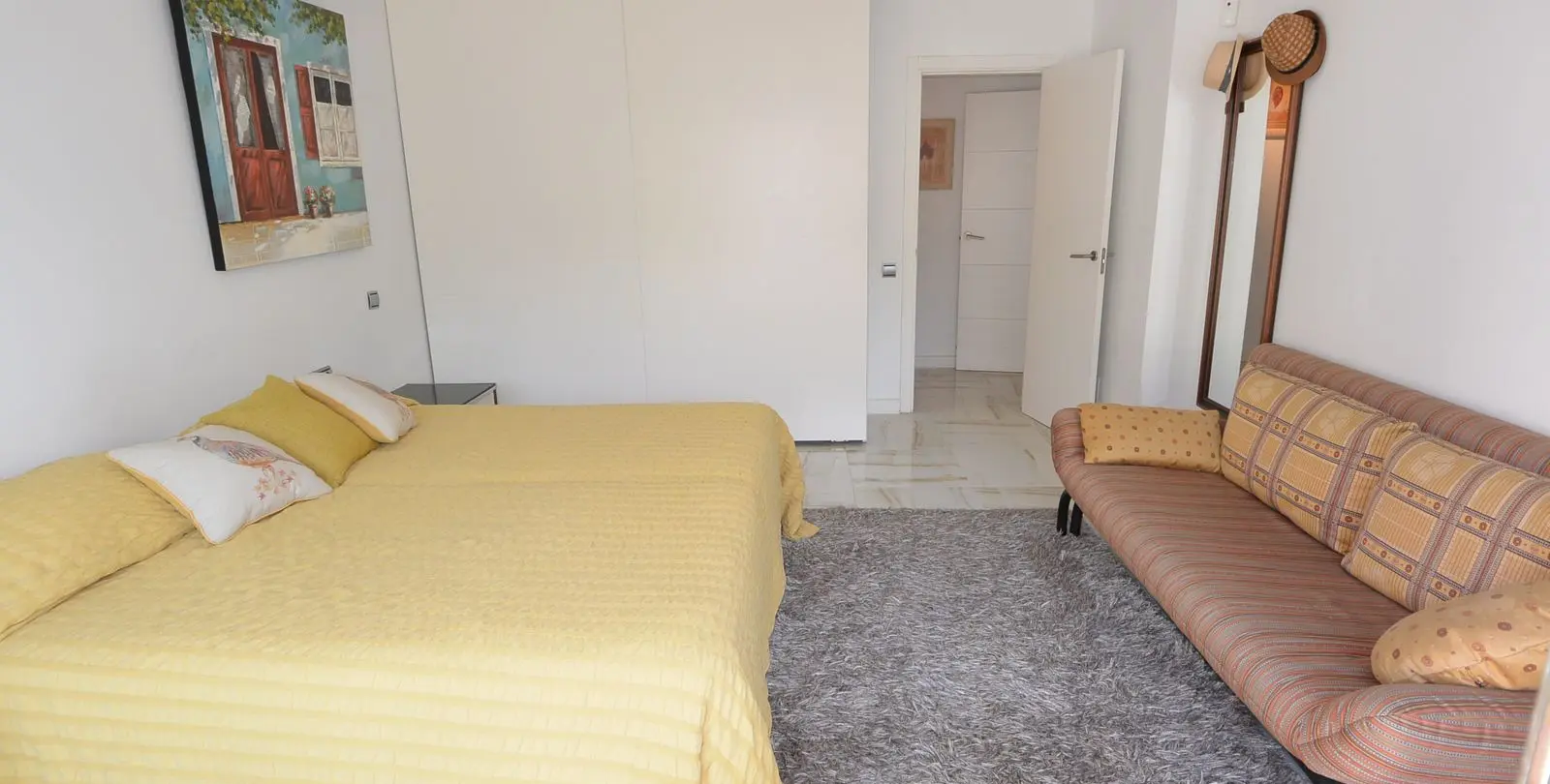 Sale of middle floor apartment in The Golden Mile 7
