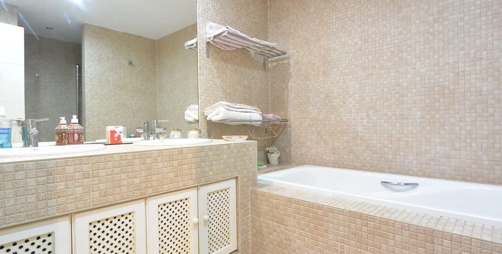 Sale of middle floor apartment in The Golden Mile 8