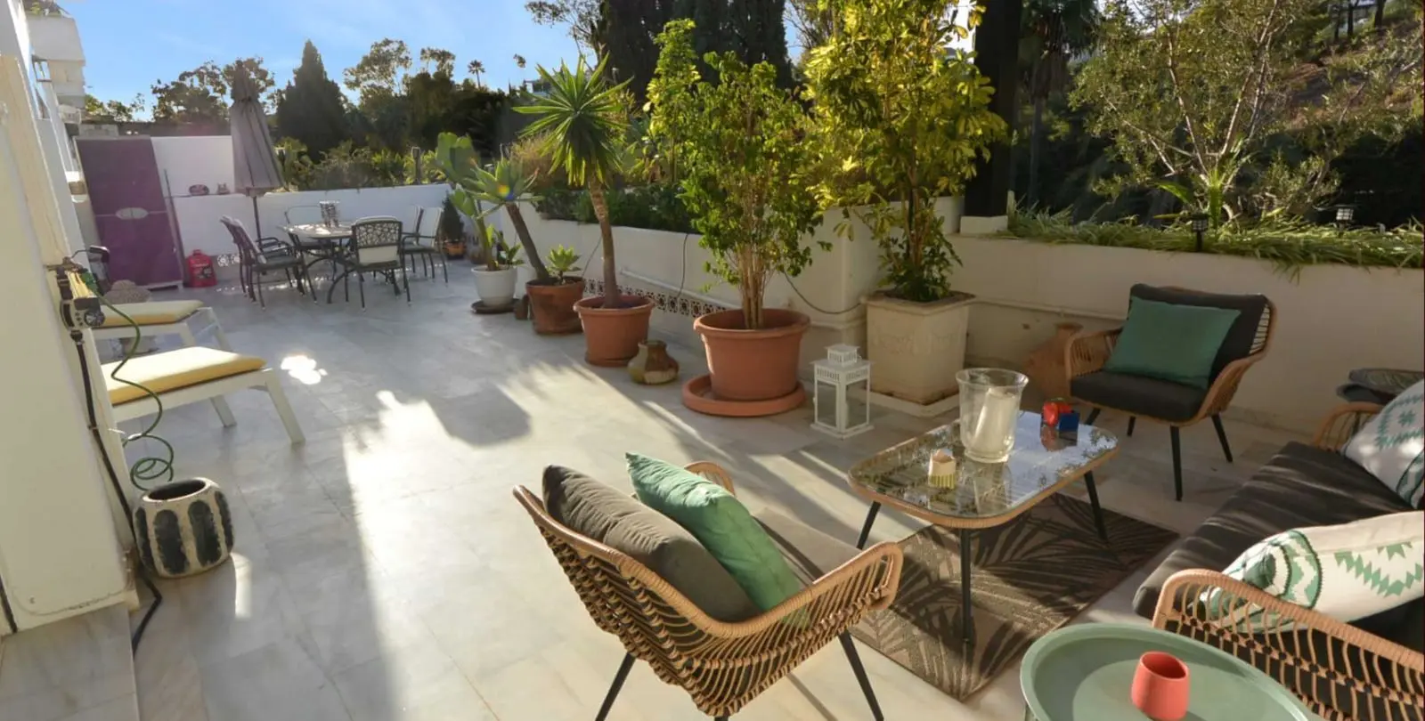 Sale of middle floor apartment in The Golden Mile 9