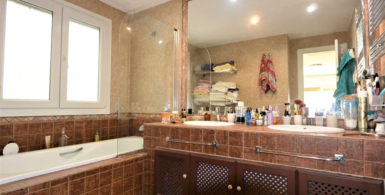 Sale of middle floor apartment in The Golden Mile 11