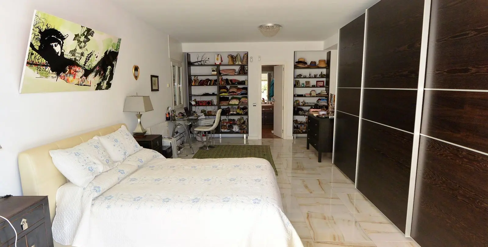 Sale of middle floor apartment in The Golden Mile 12