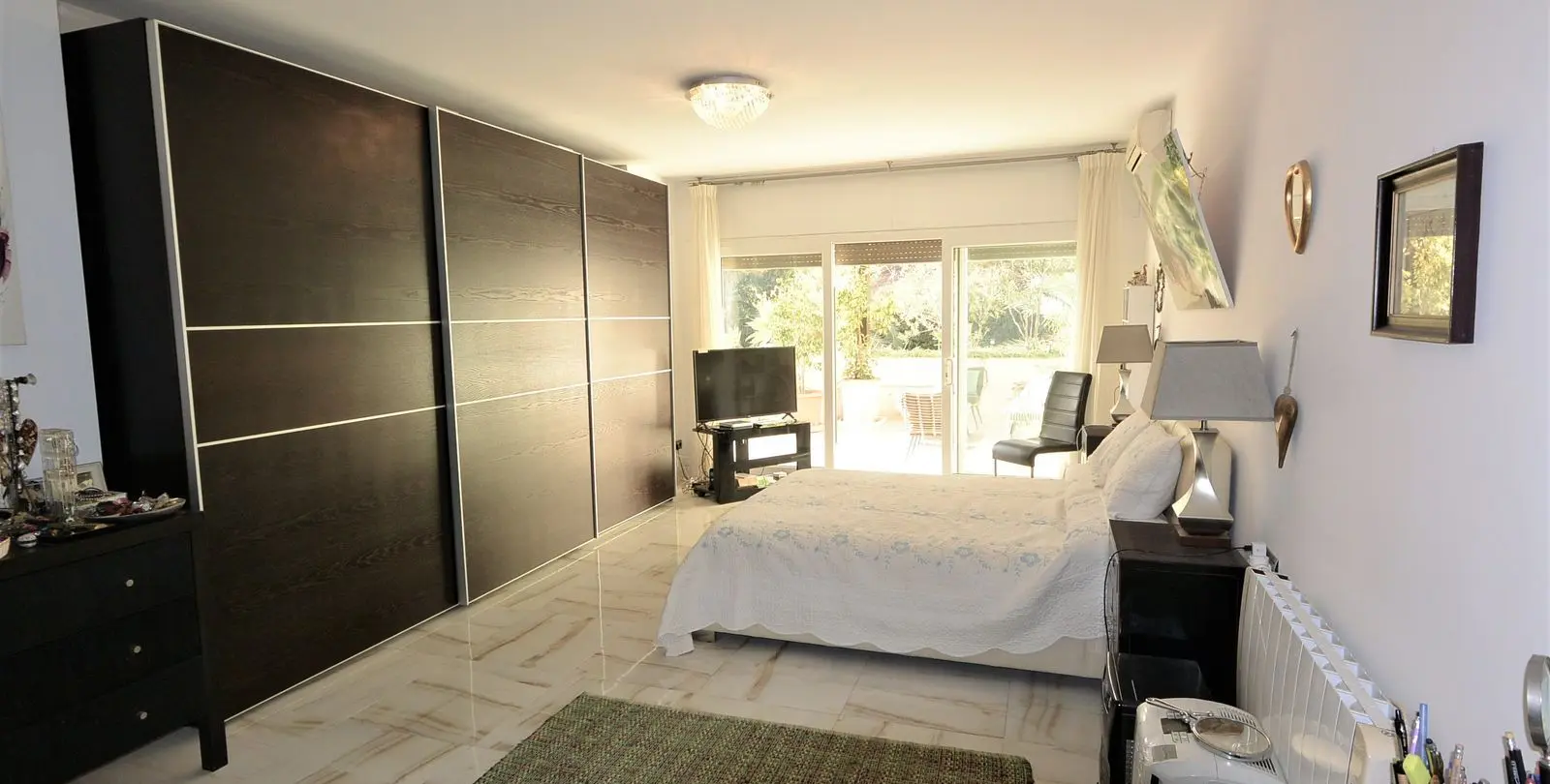 Sale of middle floor apartment in The Golden Mile 13