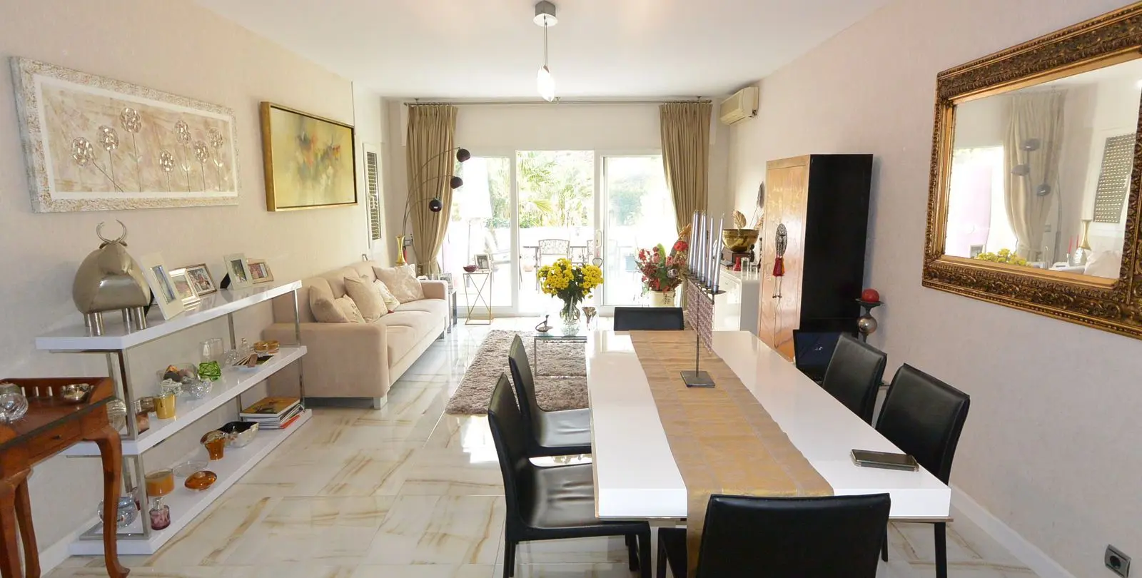 Sale of middle floor apartment in The Golden Mile 15