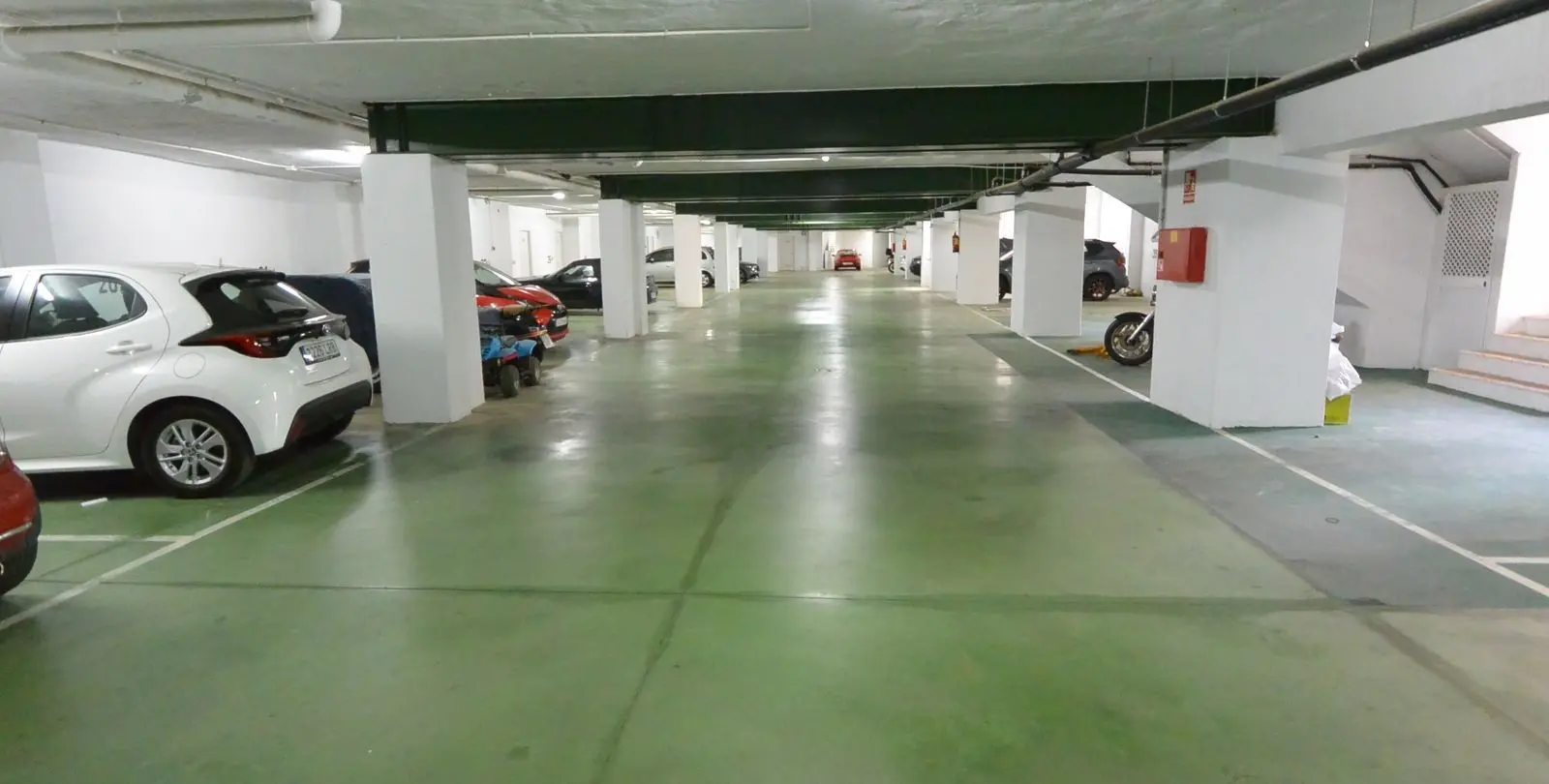 Sale of middle floor apartment in The Golden Mile 16