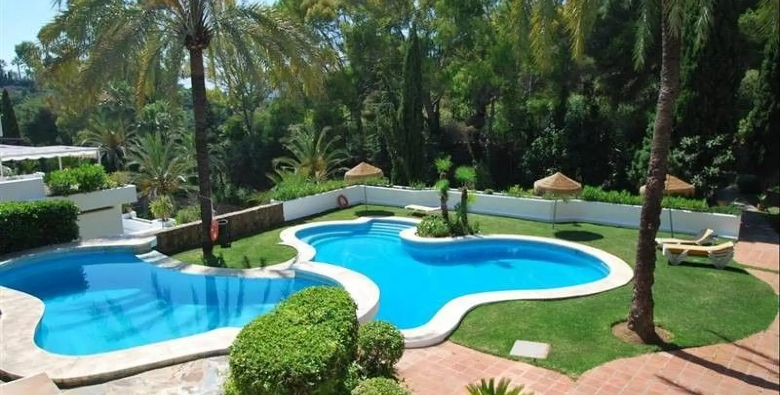 Sale of middle floor apartment in The Golden Mile 17