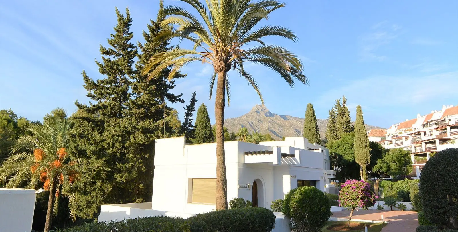 Sale of middle floor apartment in The Golden Mile 18