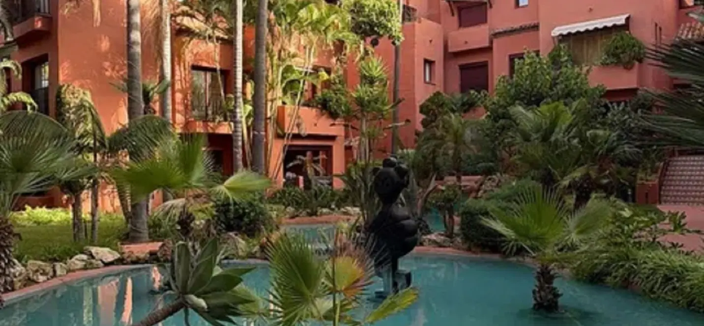 Venta de apartamento en planta media en Marbella 1