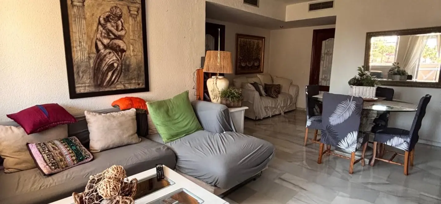 Venta de apartamento en planta media en Marbella 0