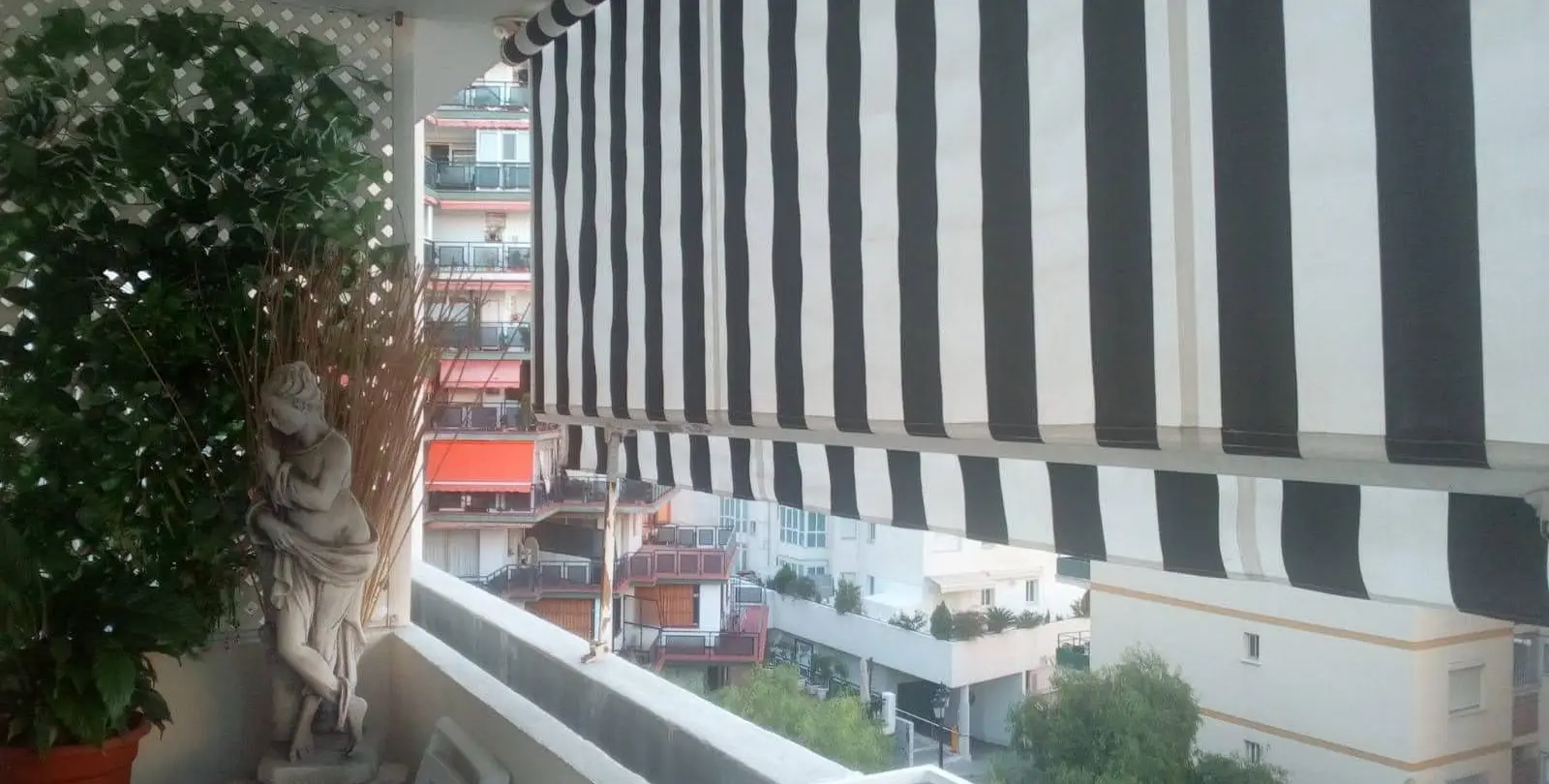 Venta de apartamento en planta media en Marbella 2