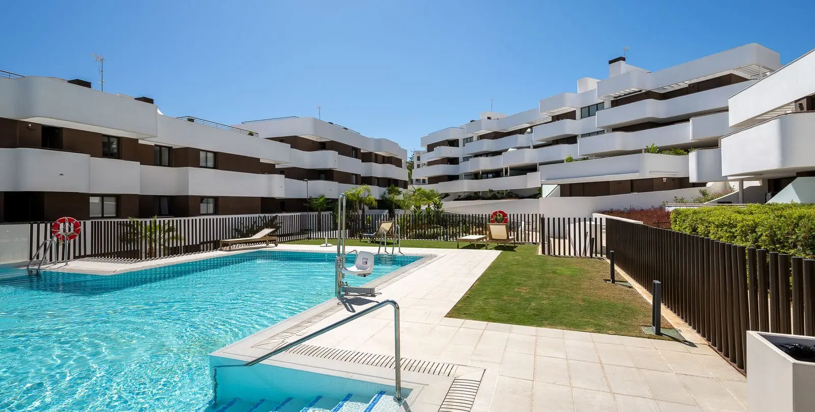 Venta de ático dúplex en Estepona 28