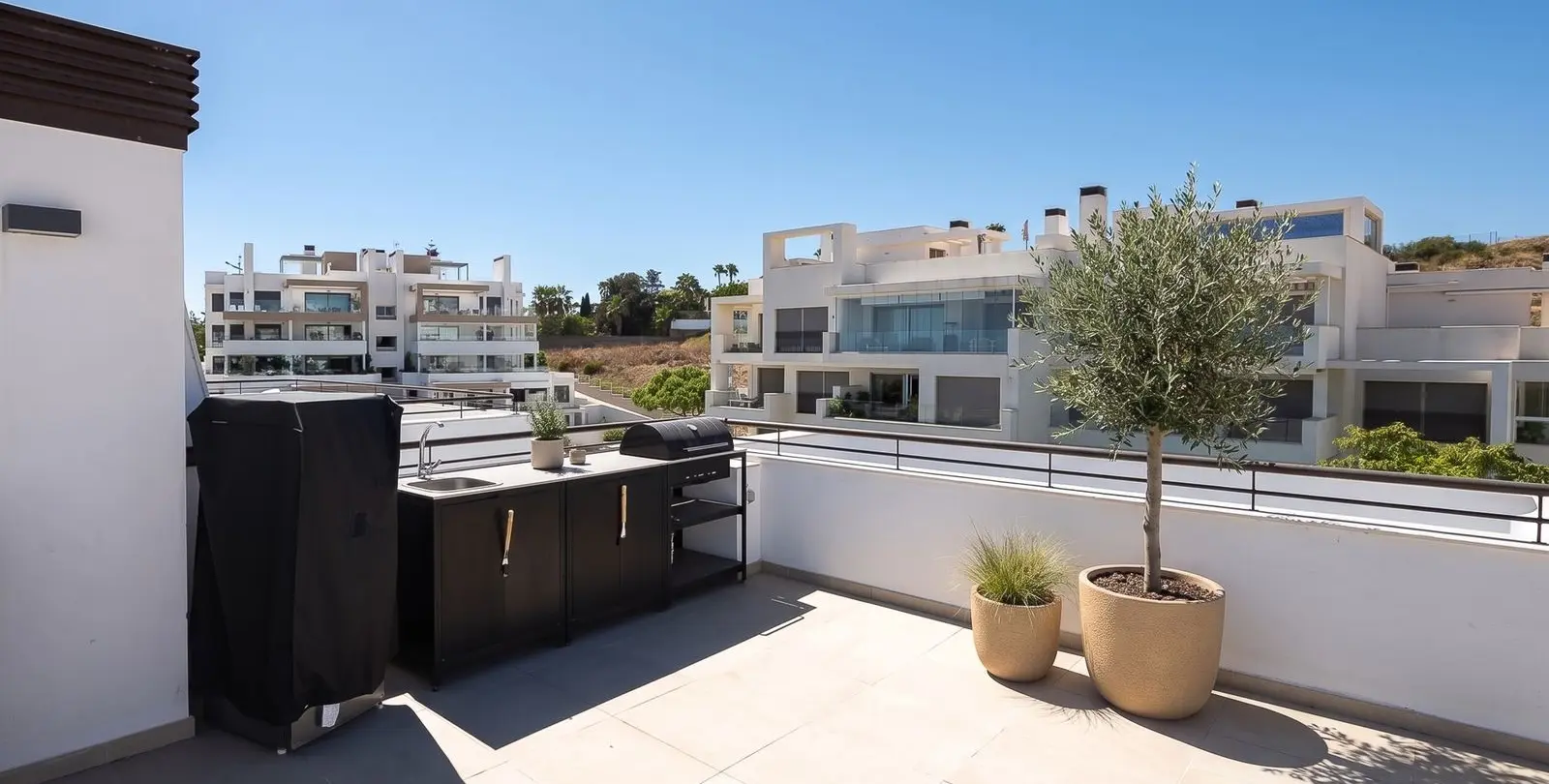 Venta de ático dúplex en Estepona 30