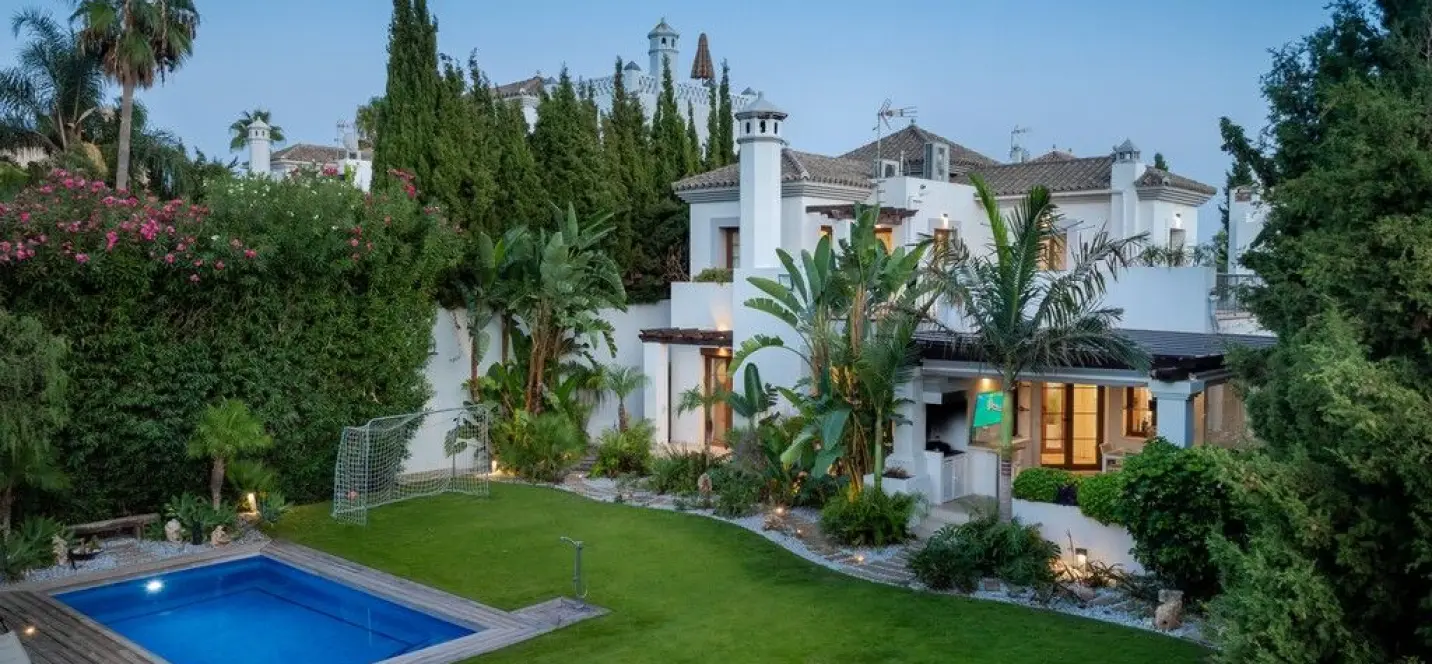 Venta de villa independiente en Estepona 1