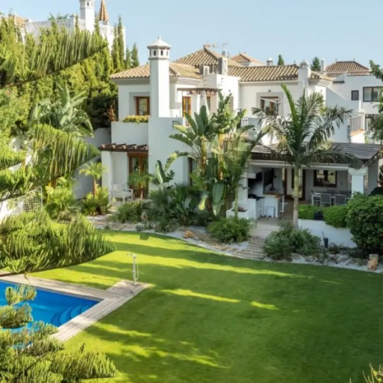 Venta de villa independiente en Estepona