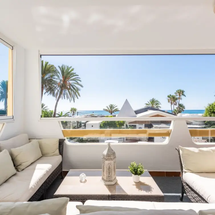 Venta de apartamento en planta media en San Pedro de Alcántara