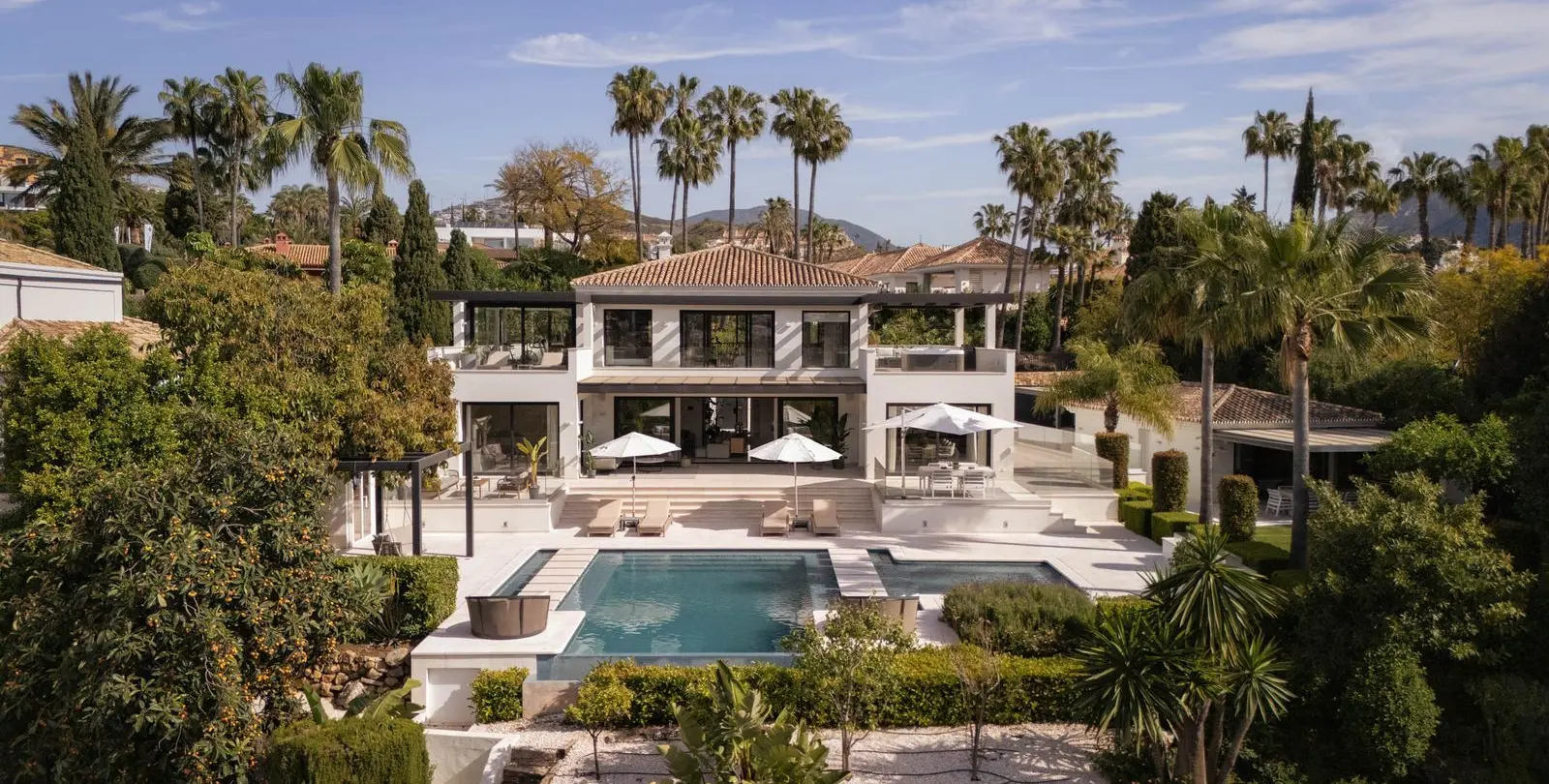 Venta de villa independiente en Nueva Andalucía 1