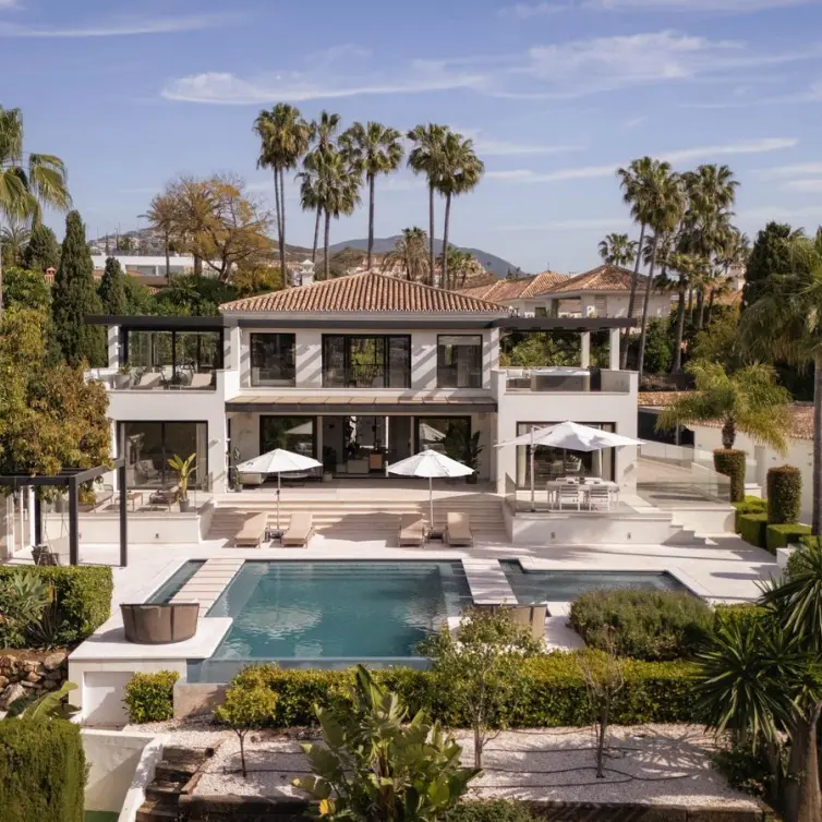 Venta de villa independiente en Nueva Andalucía