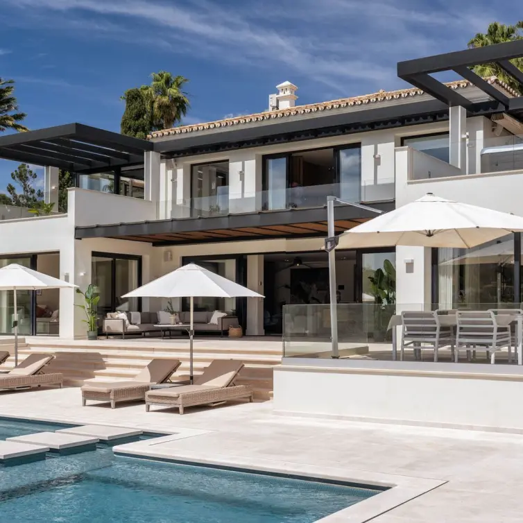 Venta de villa independiente en Nueva Andalucía