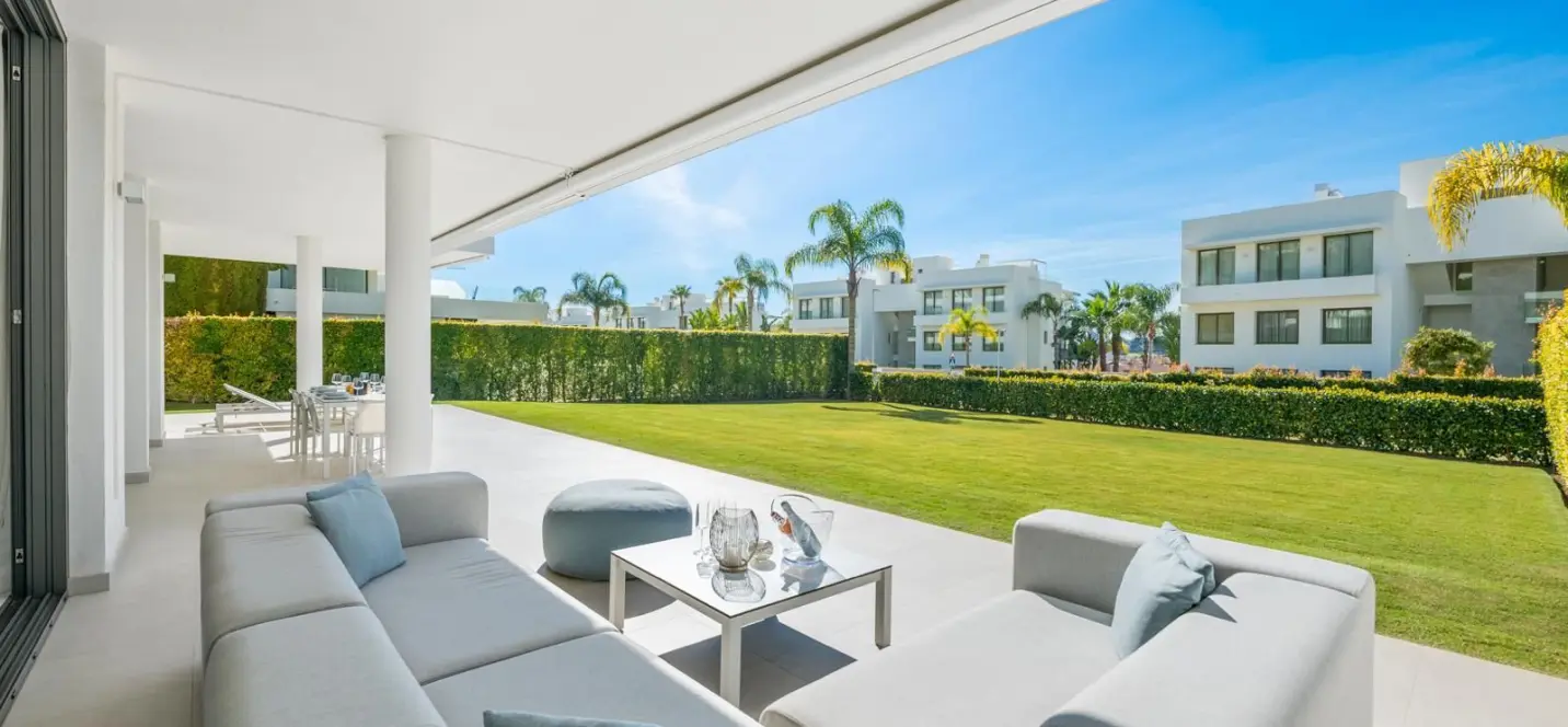 Venta de apartamento en planta baja en Estepona 2