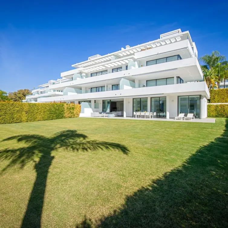Sale of ground floor apartment in Estepona