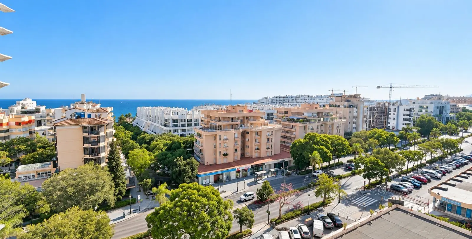Sale of middle floor apartment in The Golden Mile 1