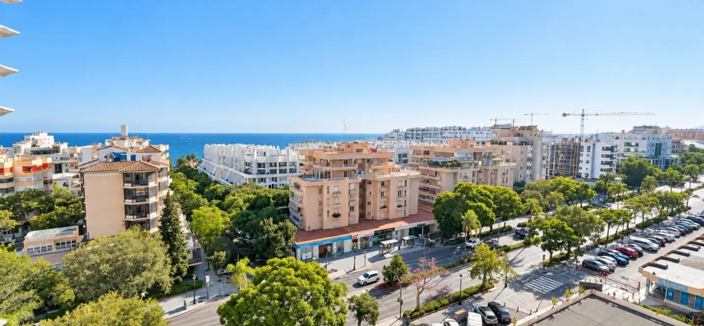 Sale of middle floor apartment in The Golden Mile 0