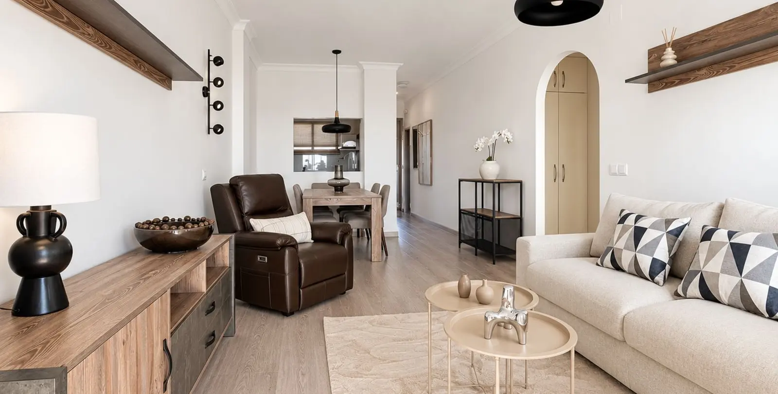 Sale of middle floor apartment in The Golden Mile 3