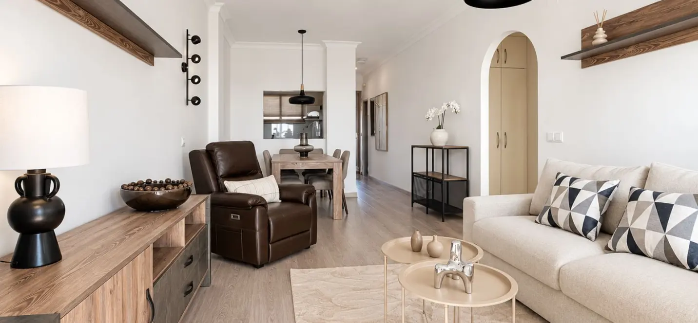 Sale of middle floor apartment in The Golden Mile 2