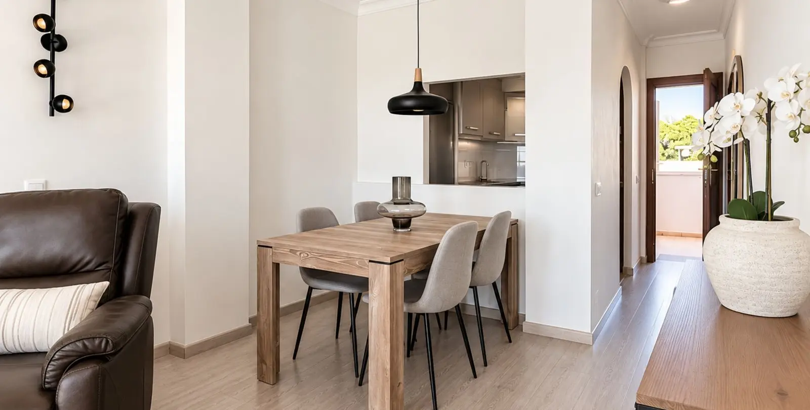 Sale of middle floor apartment in The Golden Mile 4
