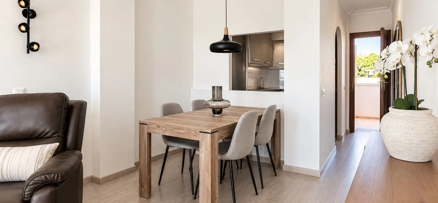 Sale of middle floor apartment in The Golden Mile 3