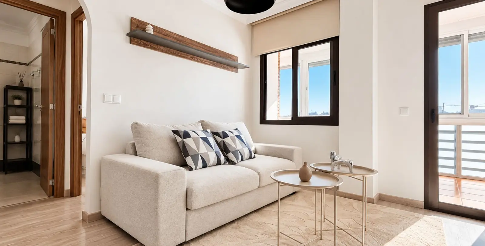 Sale of middle floor apartment in The Golden Mile 5