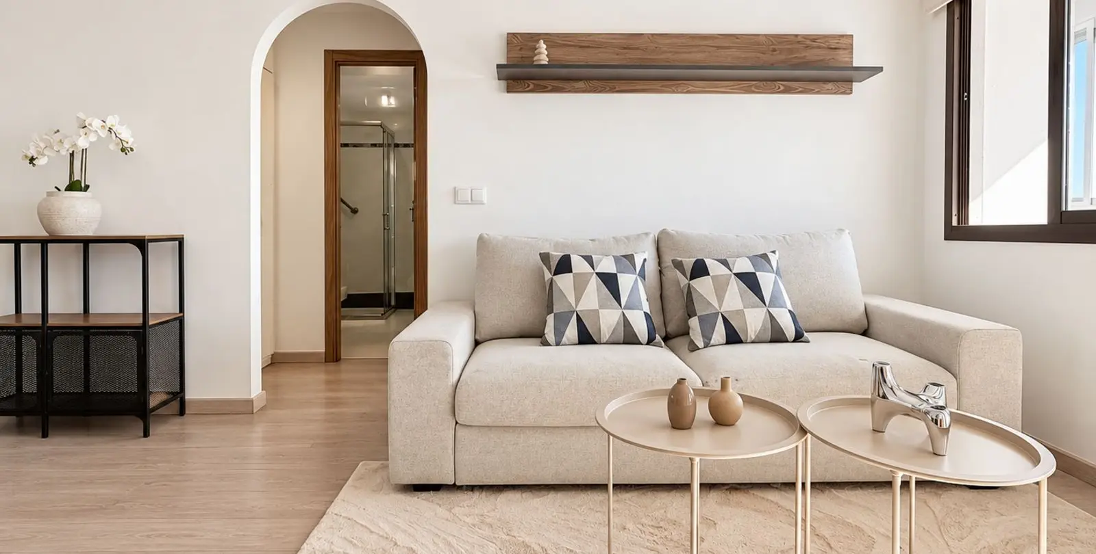 Sale of middle floor apartment in The Golden Mile 6