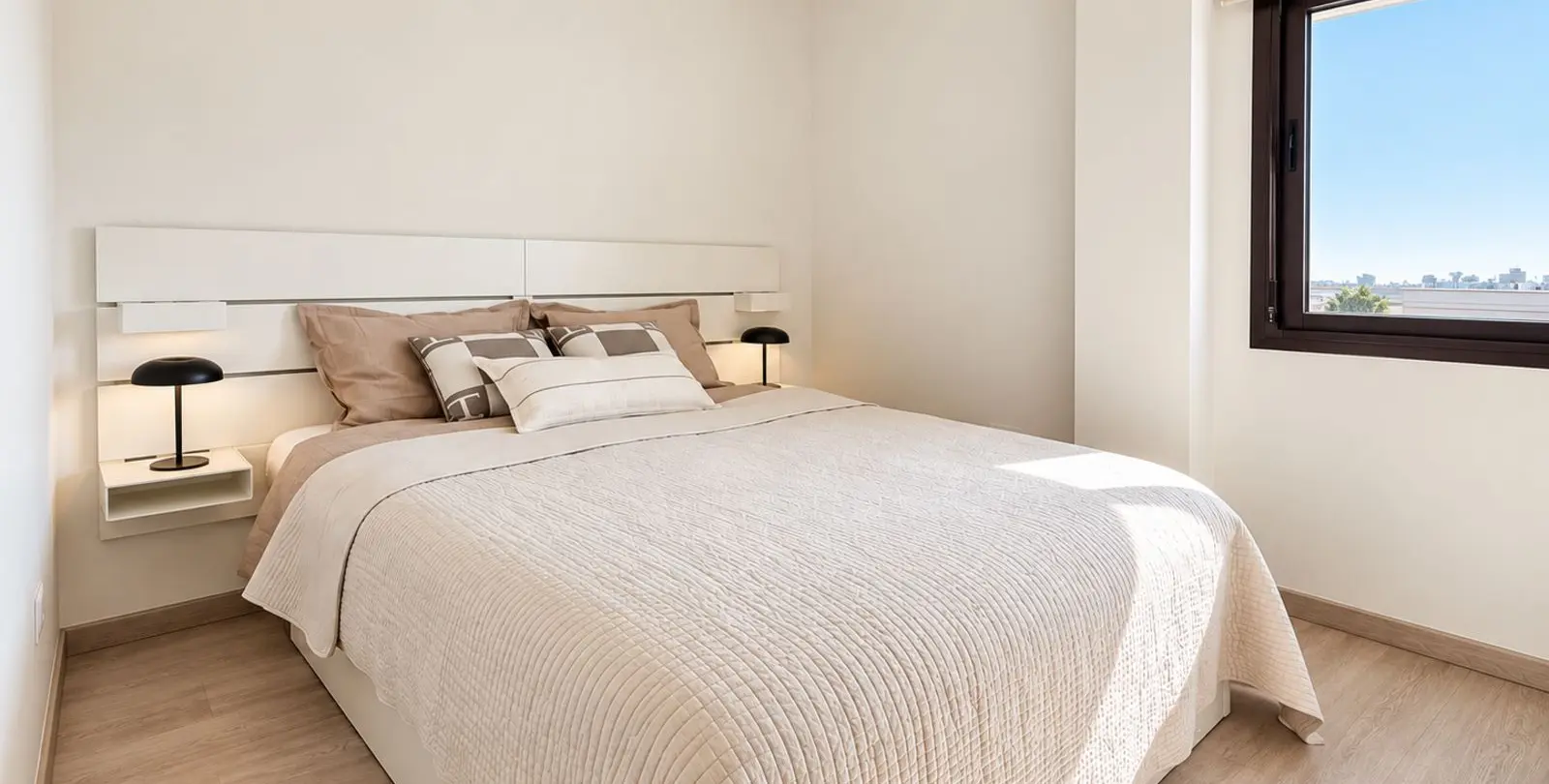 Sale of middle floor apartment in The Golden Mile 7