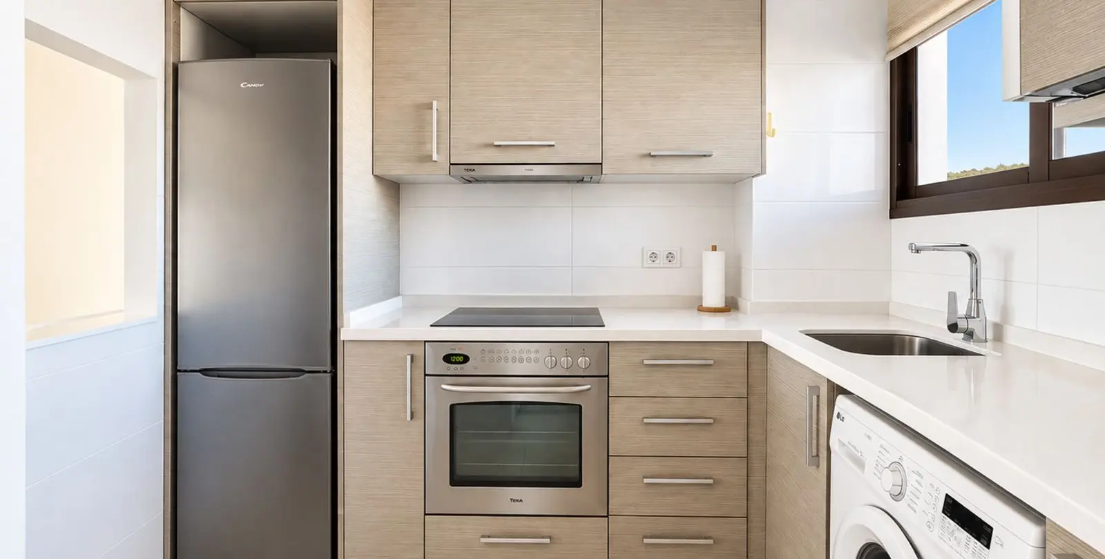 Sale of middle floor apartment in The Golden Mile 9