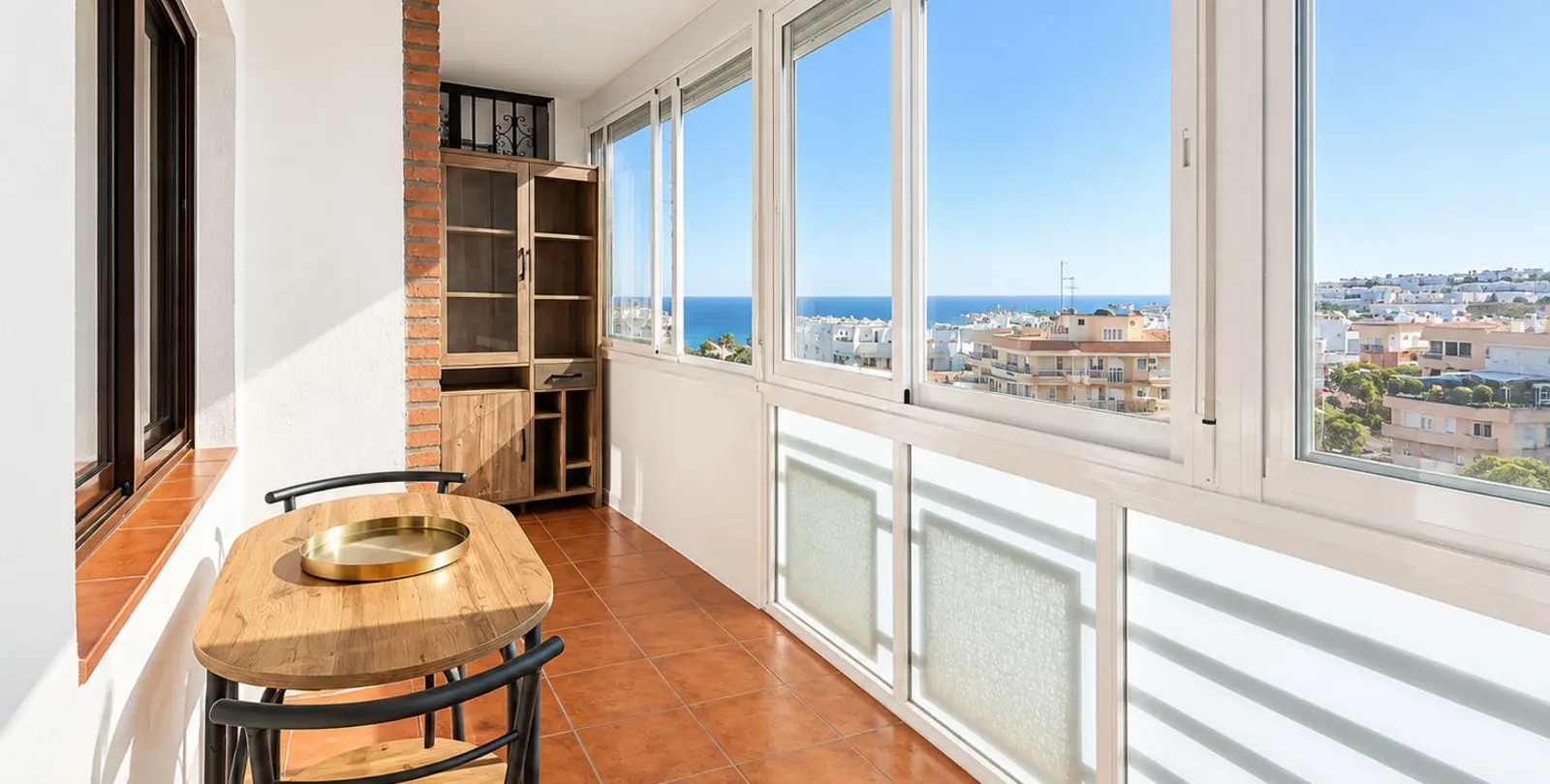 Sale of middle floor apartment in The Golden Mile 10