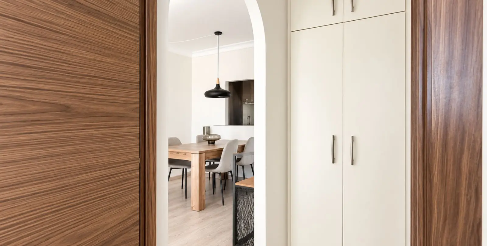 Sale of middle floor apartment in The Golden Mile 11