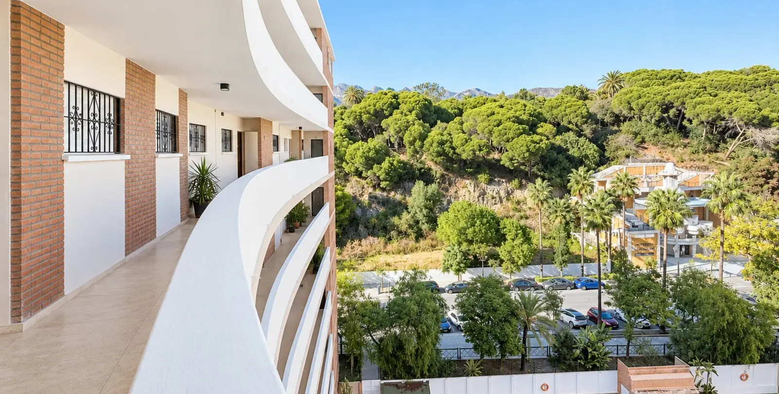 Sale of middle floor apartment in The Golden Mile 12