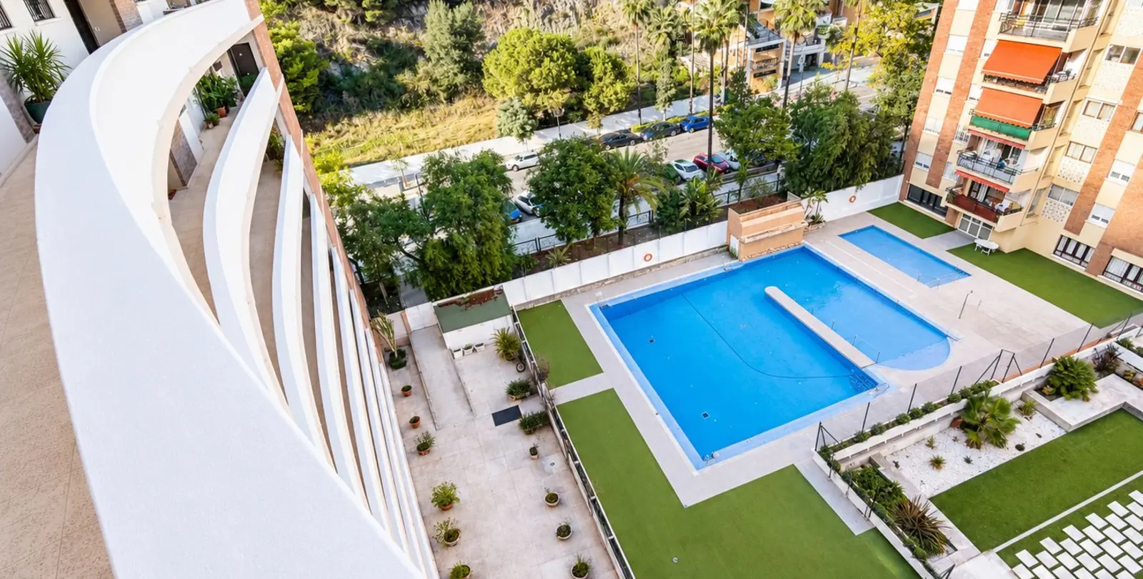 Sale of middle floor apartment in The Golden Mile 13